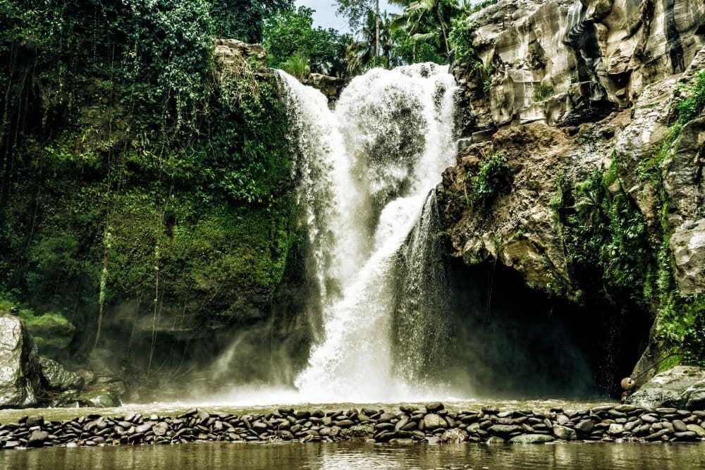 4-air-terjun-tegenungan