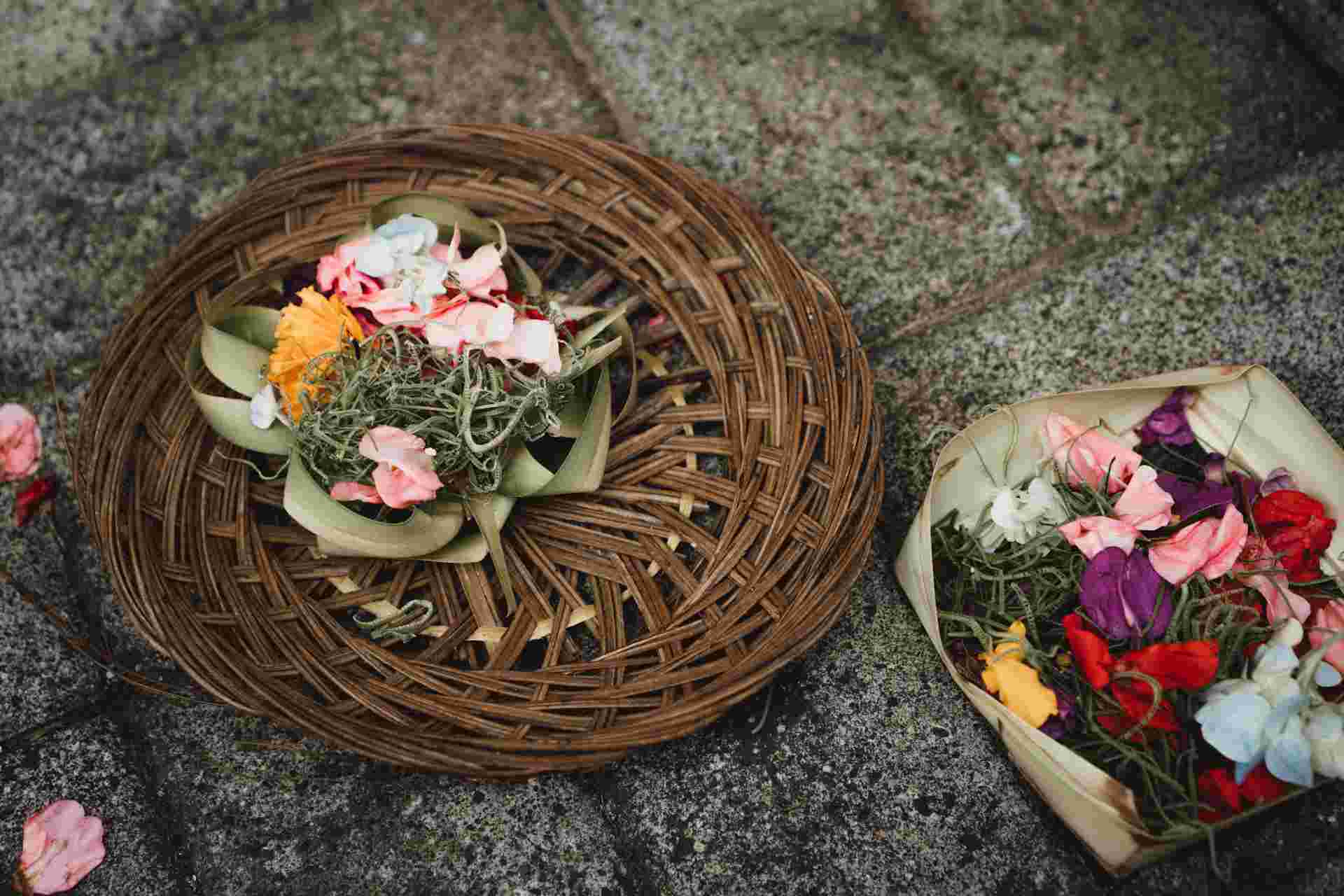 the-rich-history-behind-canang-sari the-rich-history-behind-canang-sari