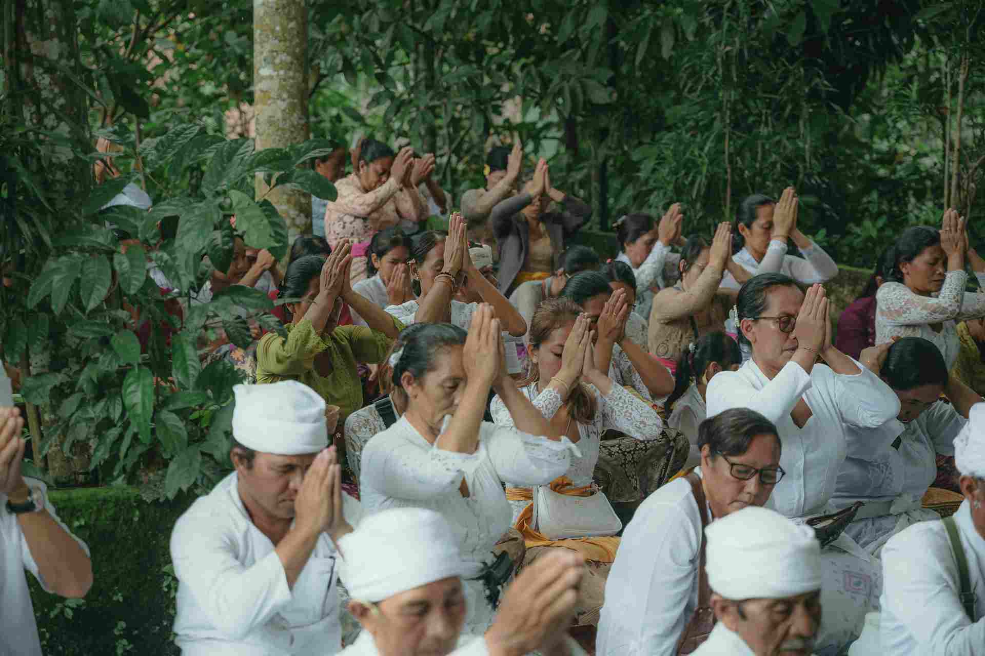 the-essential-bali-temple-dress-code-for-tourists the-essential-bali-temple-dress-code-for-tourists