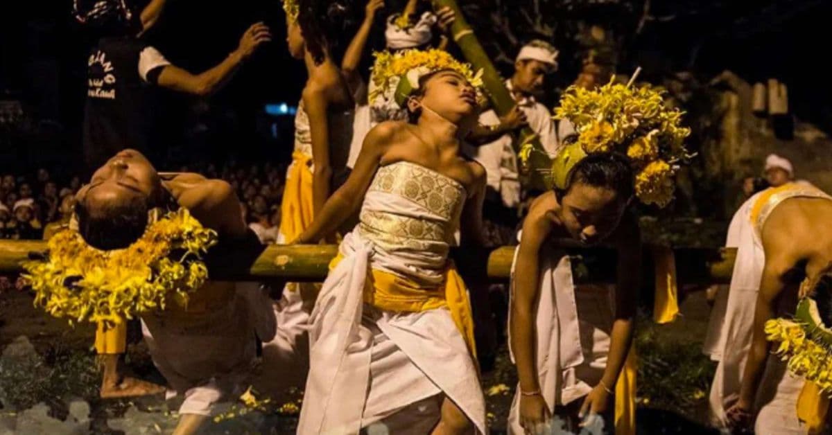 sanghyang-dedari-(trance-dance) sanghyang-dedari-(trance-dance)