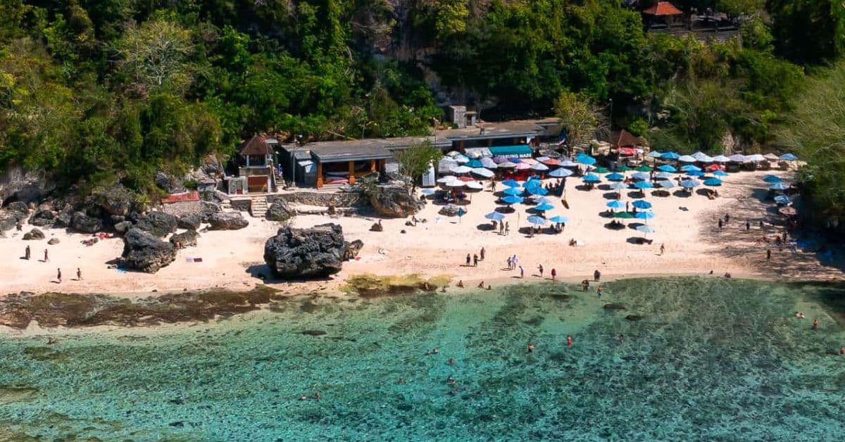 Pantai Padang Padang, Bali Spot Ikonik untuk Sunset & Surfing